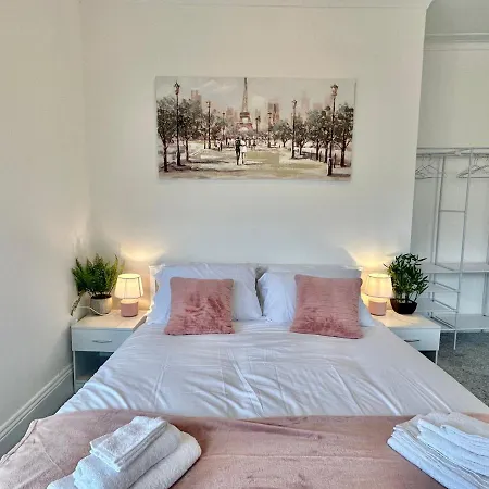 Chic Apartment In Central Bournemouth With Parking-3